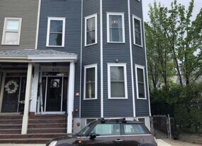 870 E 5th St in Boston, MA - Building Photo