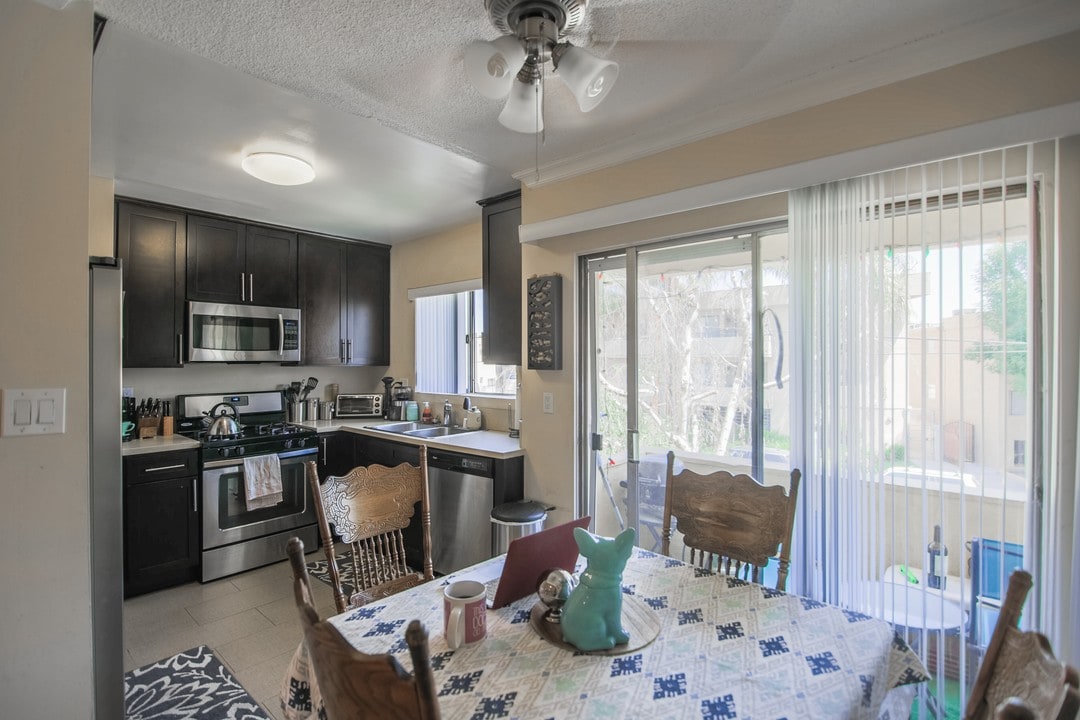 18634 Clark St in Tarzana, CA - Foto de edificio