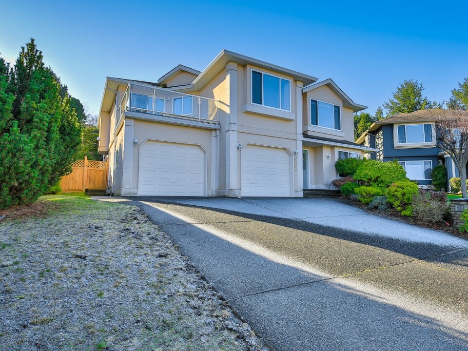 6601 Golden Eagle Way in Nanaimo, BC - Building Photo