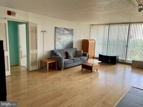 3900 W Ford Rd in Philadelphia, PA - Building Photo - Building Photo