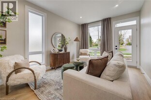 210 Heritage Dr in Kitchener, ON - Building Photo