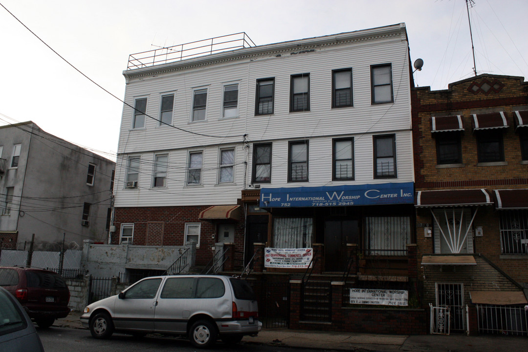 754 E 215th St in Bronx, NY - Building Photo