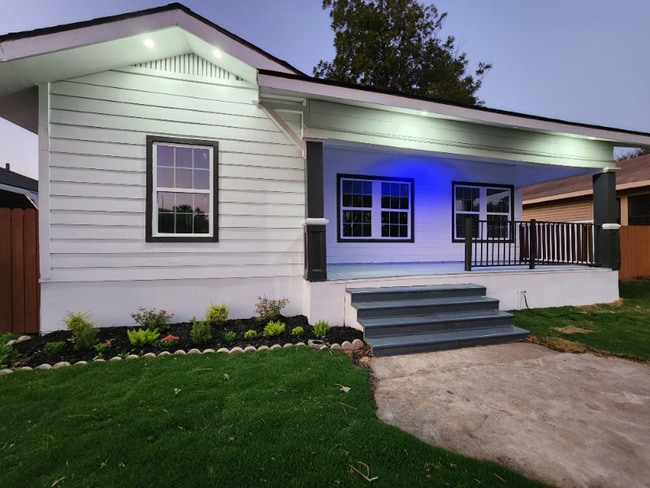 property at 945 E Drexel Ave