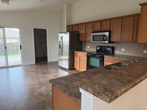 1018 Gentry Dr in Leander, TX - Building Photo - Building Photo