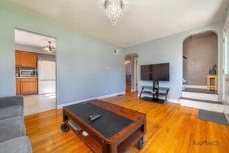 7828 Suburban Ln in Bridgeview, IL - Building Photo - Building Photo