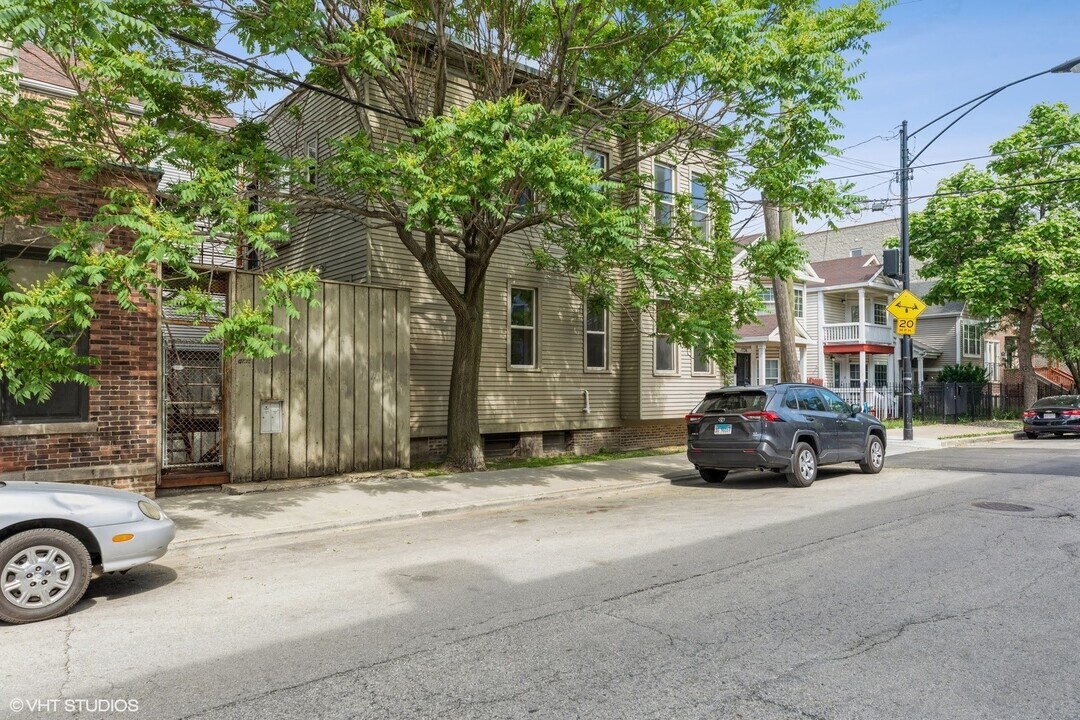 626 W 18th St in Chicago, IL - Building Photo