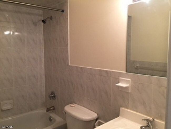 115 Fabyan Pl-Unit -FL 2 in Newark, NJ - Building Photo - Building Photo