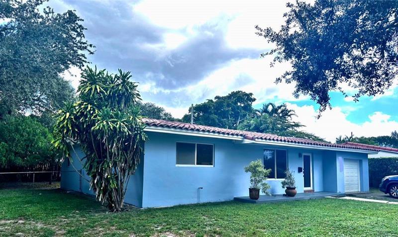13964 Lake George Ct in Hialeah, FL - Building Photo