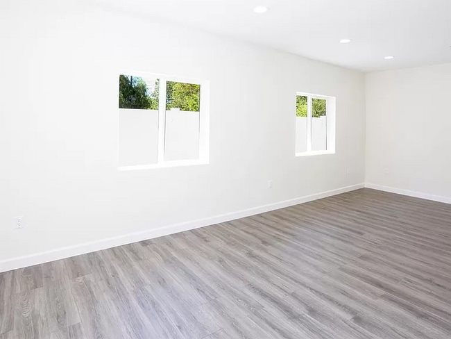 7523 Milwood Ave in Canoga Park, CA - Foto de edificio - Building Photo