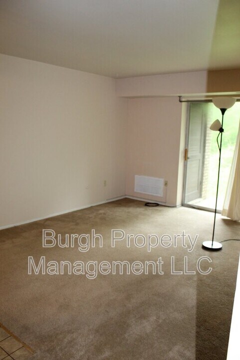 5091 Sanlin Dr in Carnot-Moon, PA - Building Photo