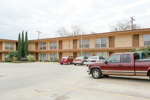 Los Pinos Apartments