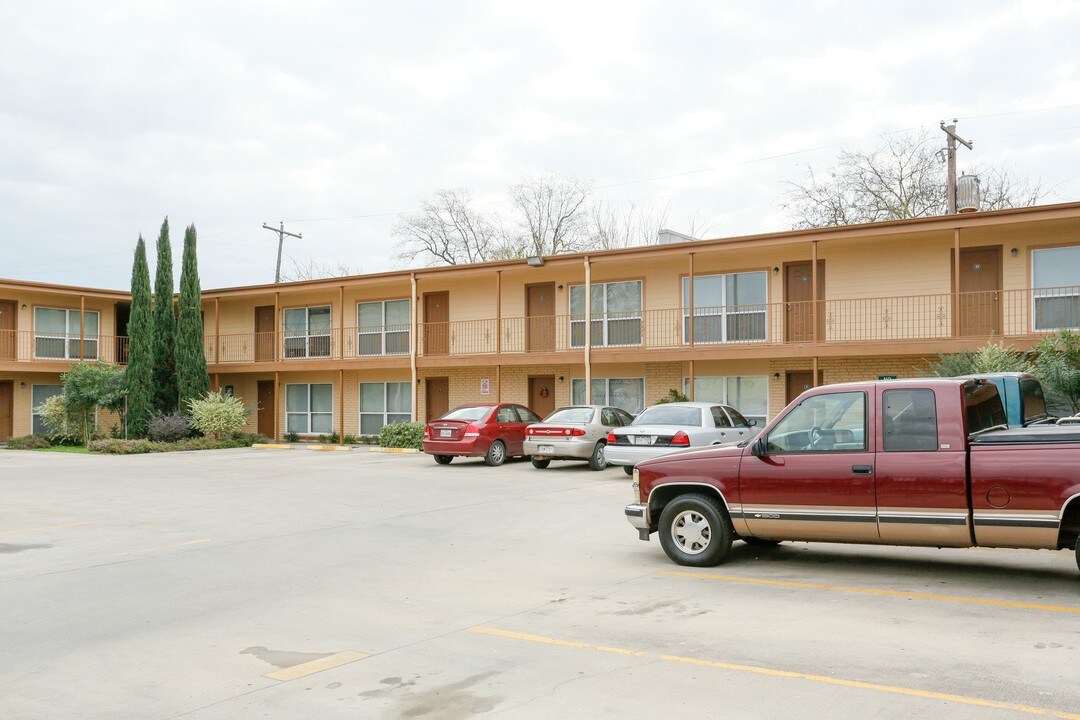 Los Pinos Apartments in Houston, TX - Building Photo