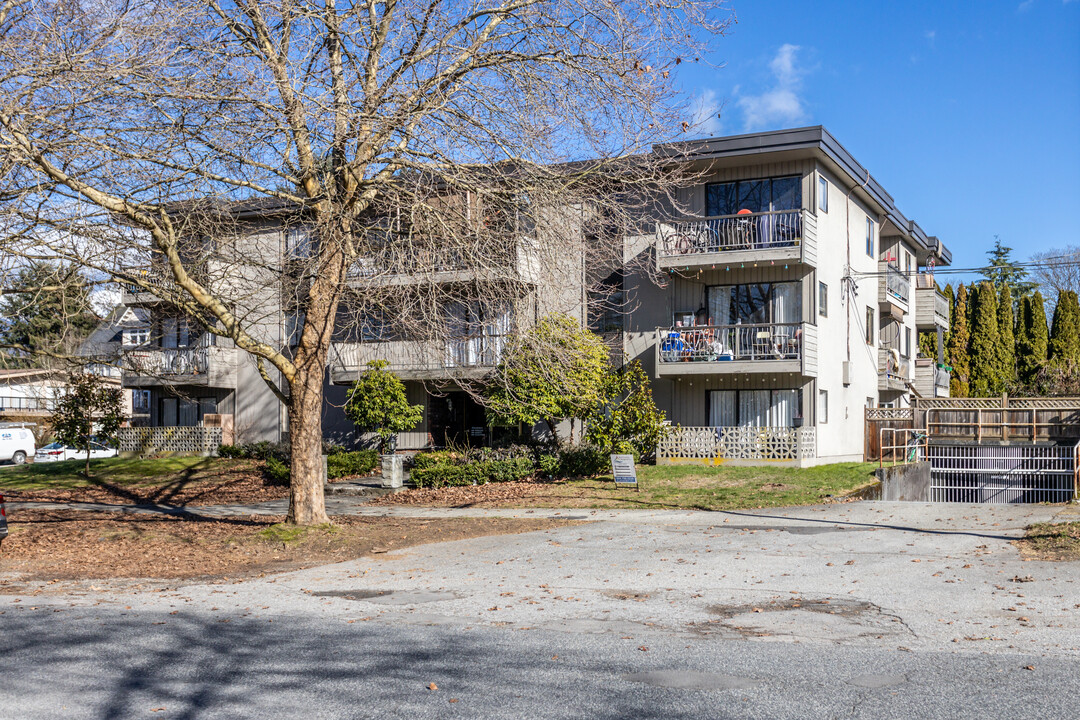 Lions View Apartments in Vancouver, BC - Building Photo