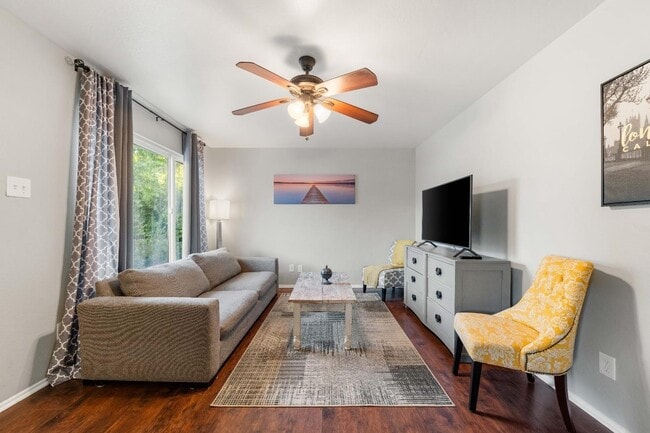 5904 40th St in Sacramento, CA - Foto de edificio - Building Photo