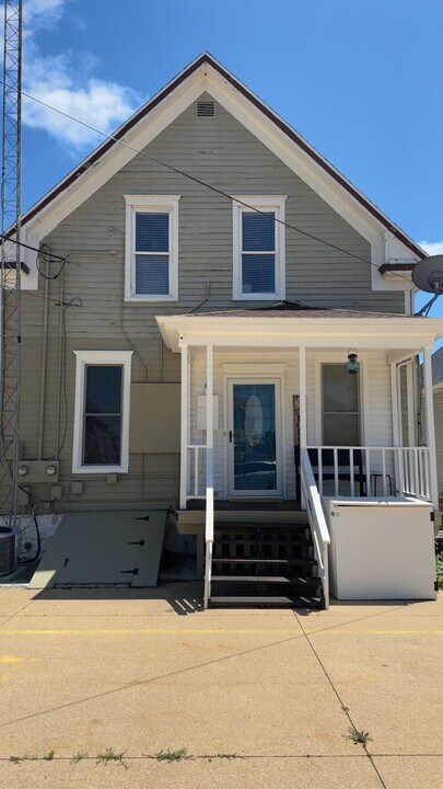 620 1st Ave NW in Cedar Rapids, IA - Building Photo
