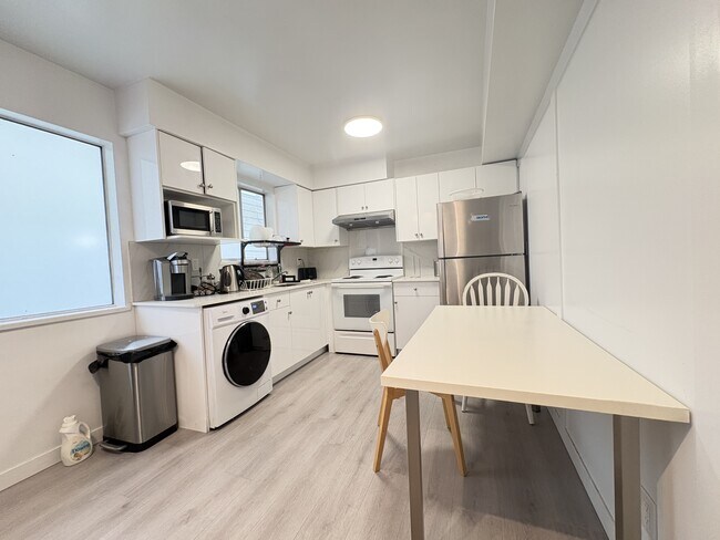 4876 Earles St in Vancouver, BC - Building Photo - Building Photo