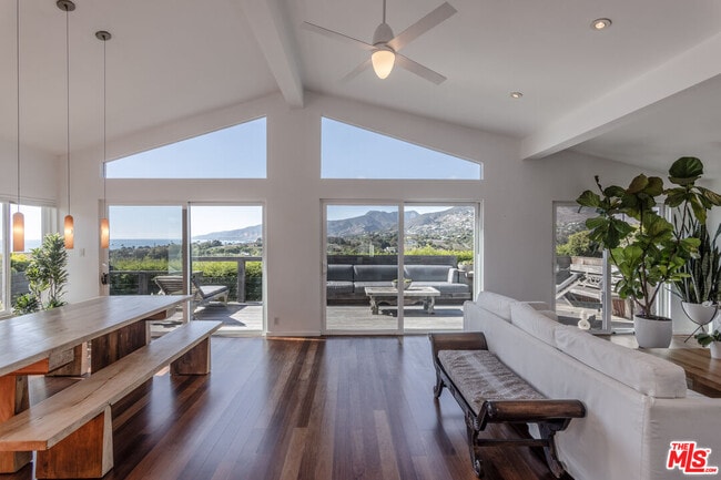 29500 Heathercliff Rd in Malibu, CA - Building Photo - Building Photo