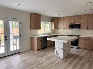 property at 2015 Royal Oak Pl