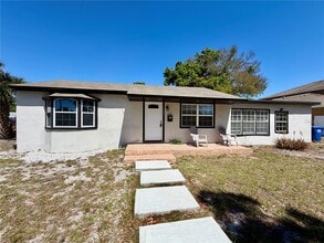 2421 Granada Cir E in St. Petersburg, FL - Building Photo - Building Photo
