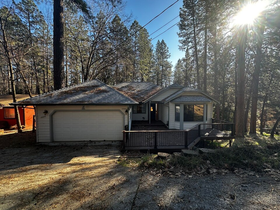 10899 Henson Way in Grass Valley, CA - Building Photo