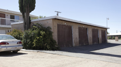 15941 Tokay St in Victorville, CA - Foto de edificio - Building Photo