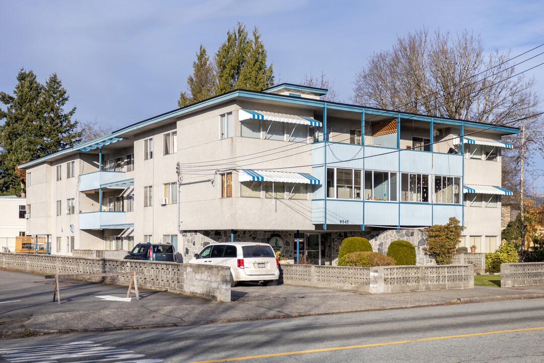 9545 College St in Chilliwack, BC - Building Photo