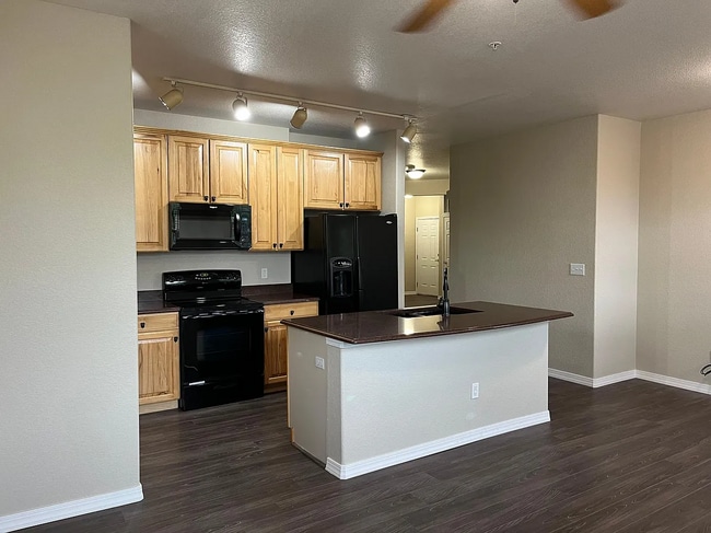 15455 Canyon Rim Dr, Unit 207 in Englewood, CO - Foto de edificio - Building Photo