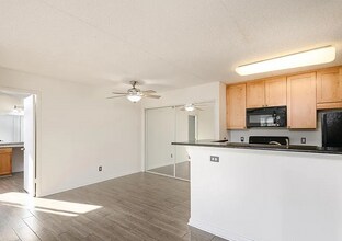 75 S Reynolds St, Unit APT 102 in Alexandria, VA - Foto de edificio - Building Photo