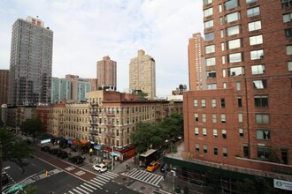 340 E 90th St in New York, NY - Foto de edificio - Building Photo