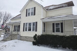1102 Oakes St in Marinette, WI - Building Photo