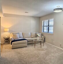 9031 S Delaware Ave, Unit 704 in Tulsa, OK - Foto de edificio - Building Photo