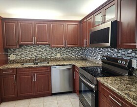 16491 Blatt Blvd in Weston, FL - Foto de edificio - Building Photo