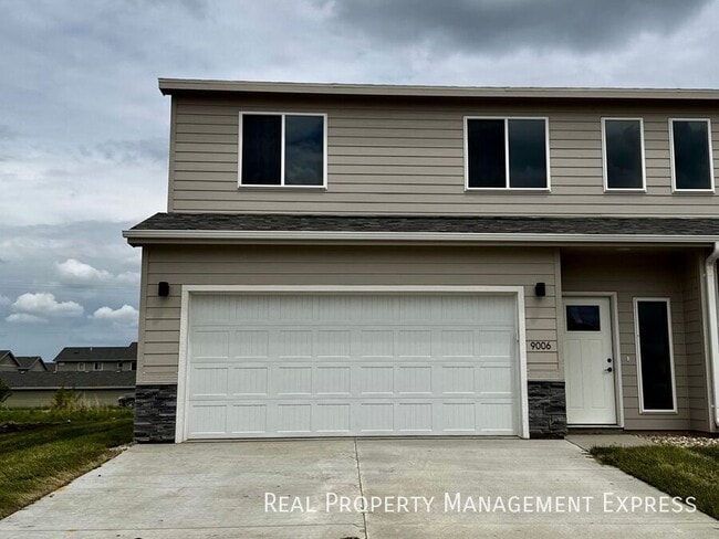 Awesome Layout with Yard Maintenance Inclu in Sioux Falls, SD - Building Photo - Building Photo