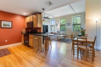 220 Spencer Ave, Unit 201 in Chelsea, MA - Foto de edificio - Building Photo