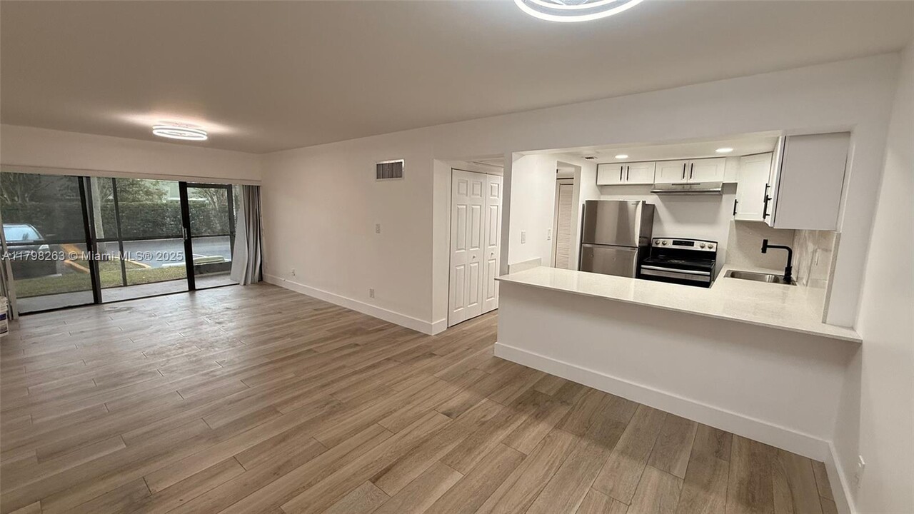 5845 Washington St in Hollywood, FL - Building Photo