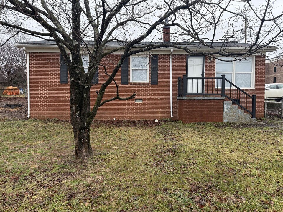 200 Pisgah Church Rd in Greensboro, NC - Building Photo