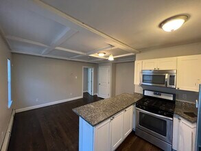 70 Safford St in Quincy, MA - Foto de edificio - Building Photo