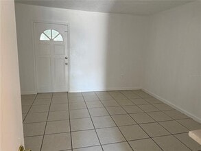 6219 Oak Cluster Cir in Tampa, FL - Building Photo - Building Photo