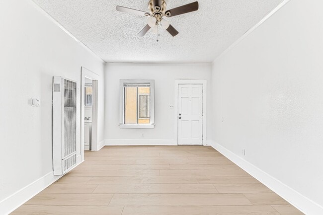 1074 Obispo Ave, Unit 109 in Long Beach, CA - Foto de edificio - Building Photo