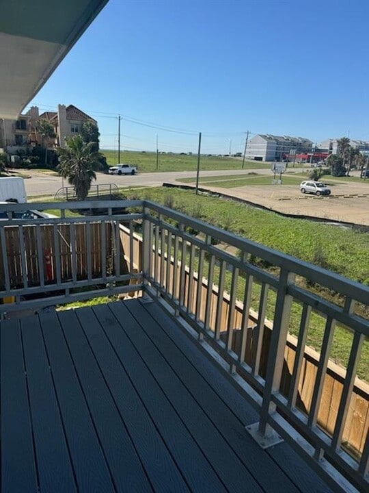7302 Stewart Rd in Galveston, TX - Building Photo