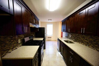 2 Spruce St in Great Neck, NY - Building Photo - Building Photo