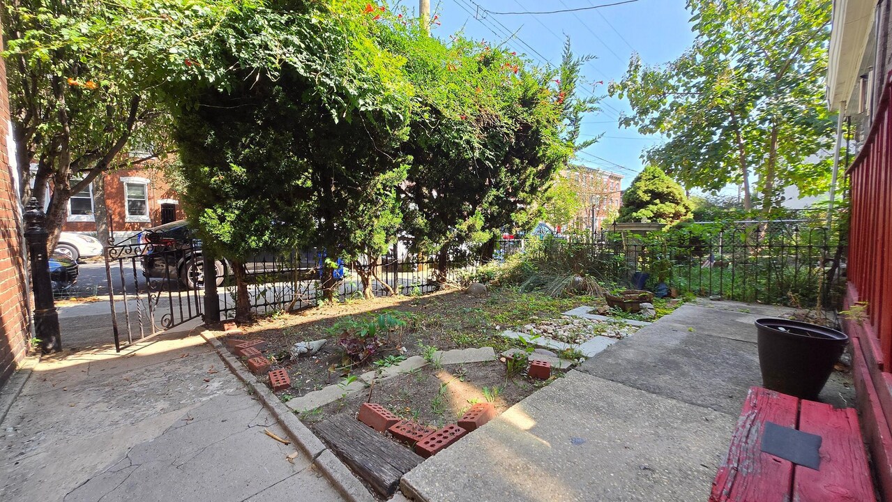2350 E Cumberland St in Philadelphia, PA - Building Photo
