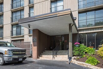 Summit Ridge Condominiums in East Moline, IL - Building Photo - Building Photo