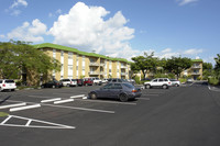 Miller Lake Apartments in Miami, FL - Foto de edificio - Building Photo