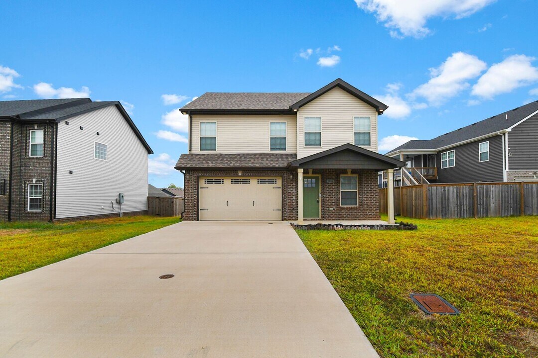 1984 Sydney Louise Dr in Clarksville, TN - Building Photo