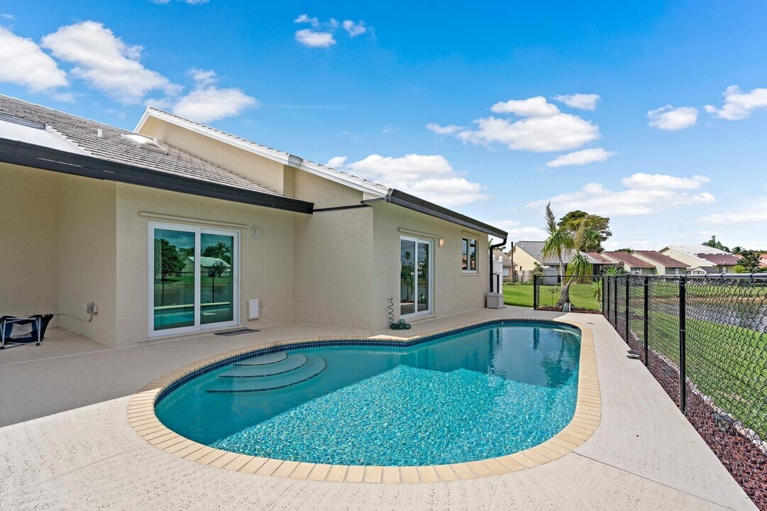 6425 96th Pl S in Boynton Beach, FL - Foto de edificio