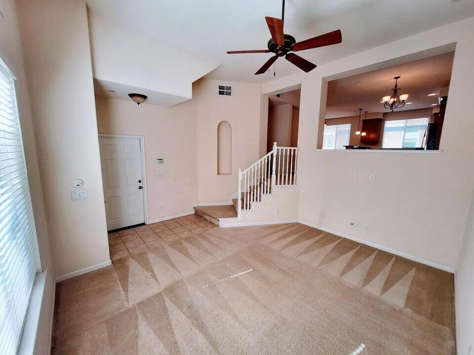2580 W El Camino Ave in Sacramento, CA - Building Photo