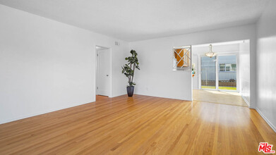 5320 W 57th St in Los Angeles, CA - Building Photo - Building Photo