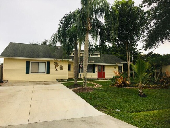 2385 SW Mountwell St in Port St. Lucie, FL - Building Photo - Building Photo