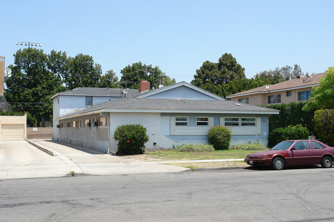 121 E Wilken Way in Anaheim, CA - Building Photo